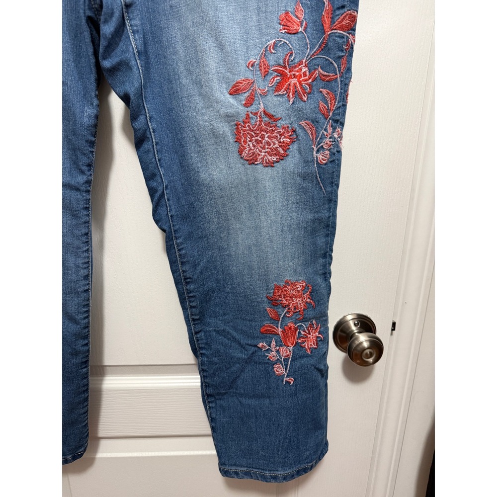 Westport Signature Fit Boyfriend Jeans Womens 18W Blue Floral Embroidered Crop - Picture 14 of 16